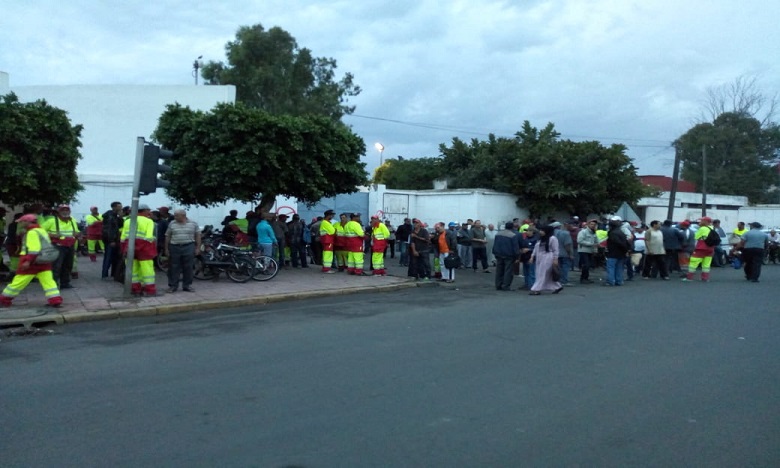 عمال النظافة بالدار البيضاء يضربون عن العمل والمدينة غارقة في الأزبال