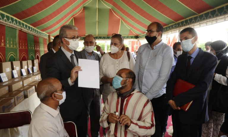 عمالة مراكش: توزيع 30 دراجة نارية مزودة بثلاجات على بائعي السمك المتجولين