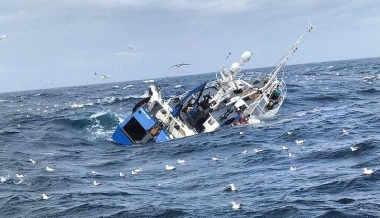 فاجعة.. غرق باخرة يؤدي إلى وفاة 4 بحارة وفقدان 6 وإنقاذ 14 بحارا جنوب الداخلة