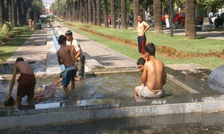 فاس: الارتفاع المفاجئ لدرجة الحرارة يدفع الشباب إلى الارتماء في النافورات رغم خطورة مياهها