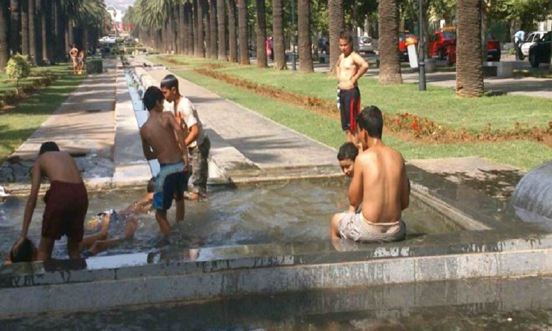 فاس: الارتفاع المفاجئ لدرجة الحرارة يدفع الشباب إلى الارتماء في النافورات رغم خطورة مياهها