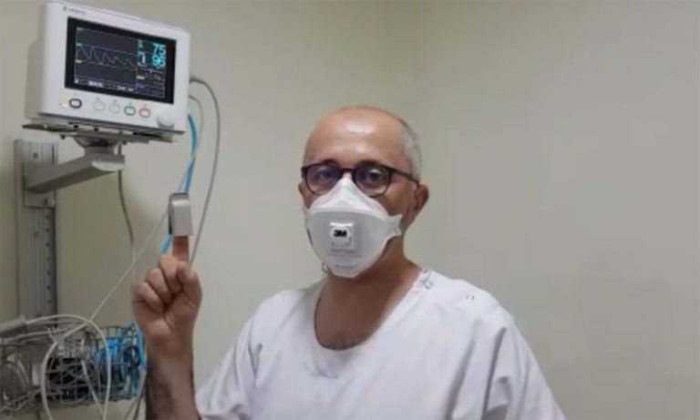 فاس: تجربة عملية لطبيب تؤكد أن ارتداء الكمامة لا يسبب الاختناق ولا يقلل من نسبة الأوكسيجين