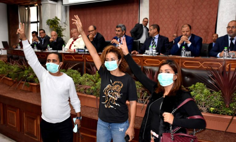 فاعلون بيئيون يحتجون داخل المجلس الجماعي للدار البيضاء ضد الروائح المنبعثة من مطرح النفايات مديونة