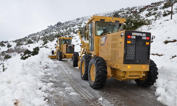 فتح معابر طرقية قطعتها الثلوج بأزيلال وفك العزلة عن 160 دوارا