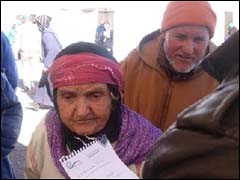 قافلة تضامنية من البيضاء إلى بجماعة تمزكدوين إقبال كبير على خدمات القافلة