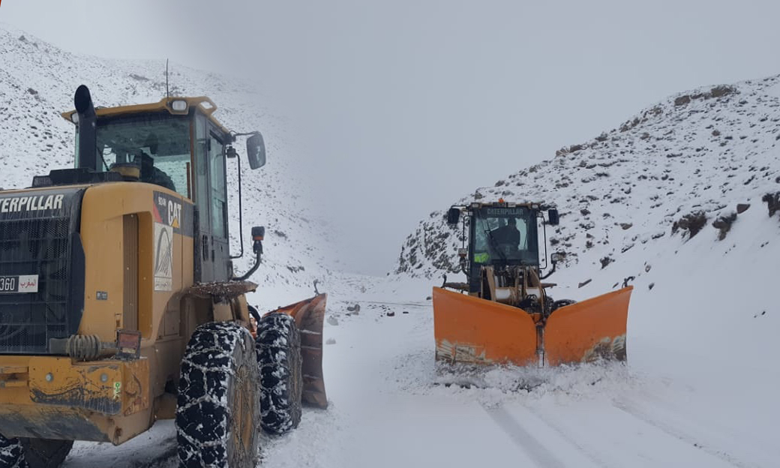 كاسحات الثلوج تتحرك لتأمين حركة السير وفك العزلة عن المناطق الجبلية