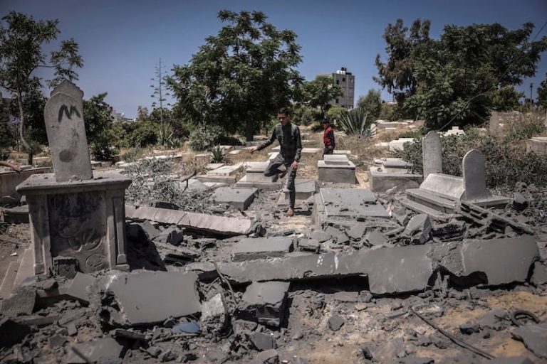 لا راحة للموتى في قطاع غزة .. "أرواح ترتجف" داخل قبور جماعية منبوشة