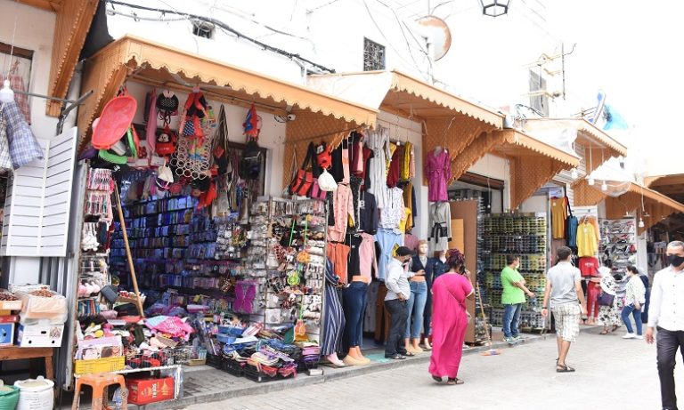 لجنة اليقظة المحلية بالقنيطرة توافق على تمديد ساعة إغلاق المحلات التجارية والخدماتية إلى التاسعة ليلا