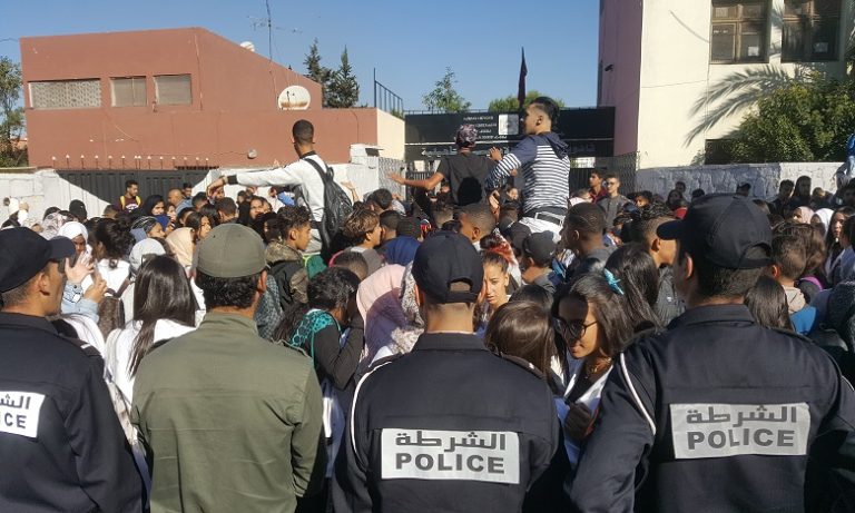 مئات التلاميذ ينتفضون ضد التوقيت المدرسي الجديد