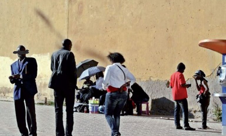 متسولون أفارقة يكسرون حالة الطوارئ الصحية لترصد المحسنين طلبا للمال بمراكش