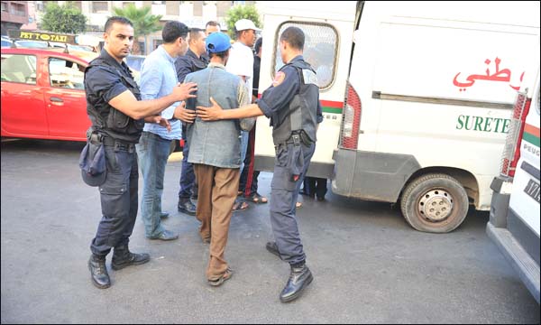 عملية اعتقال عدد من مرتادي مقهى للعب القمار