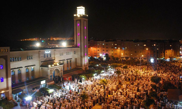 مختل عقليا يهاجم محراب المقرئ الشهير العيون الكوشي خلال صلاة التراويح