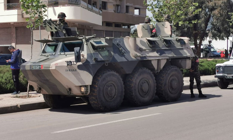 مدرعة عسكرية تجوب شوارع فاس والسكان بدأوا الاستئناس بحالة الطوارئ الصحية