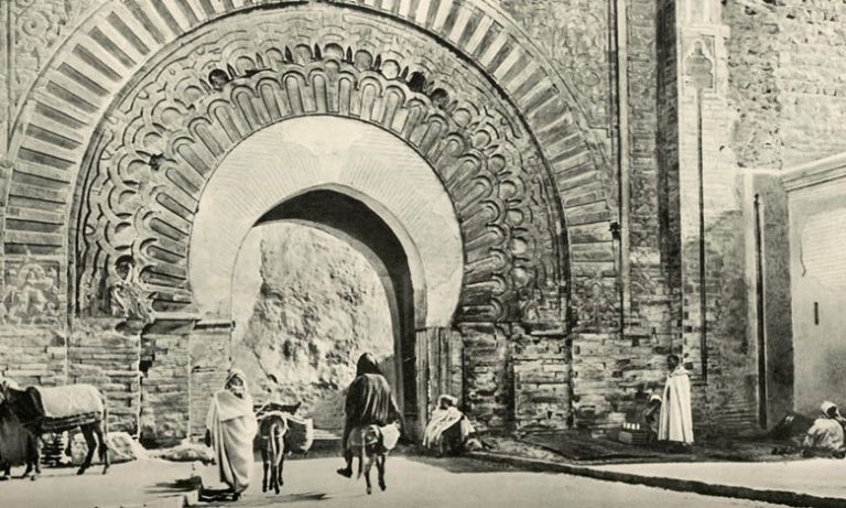 مراكش: تجاهل توصيات منظمة اليونسكو يتسبب في إيقاف أشغال ترميم "باب أكناو" التاريخي