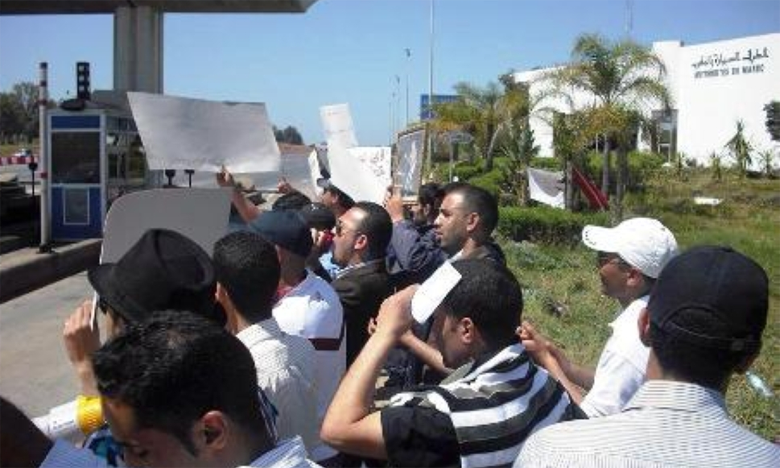 مستخدمو "الطرق السيارة" يحملون الشارة الحمراء احتجاجا على تردي أوضاعهم