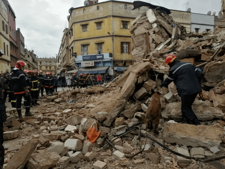 مصرع 3 أشخاص إثر انهيار جزئي للواجهة الجانبية لمنزل بدرب سلطان