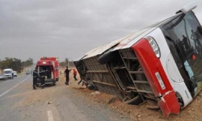 مصرع شخص وإصابة 20 آخرين في انقلاب حافلة بوزان