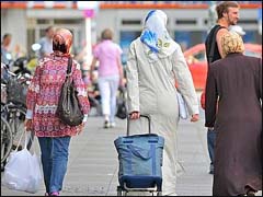 مغربيات في المهجر يبحن لـ ‘المغربية: نحن سجينات الغربة وشكوك أزواجنا مغربيات في المهجر يبحن لـ ‘المغربية: نحن سجينات الغربة وشكوك أزواجنا