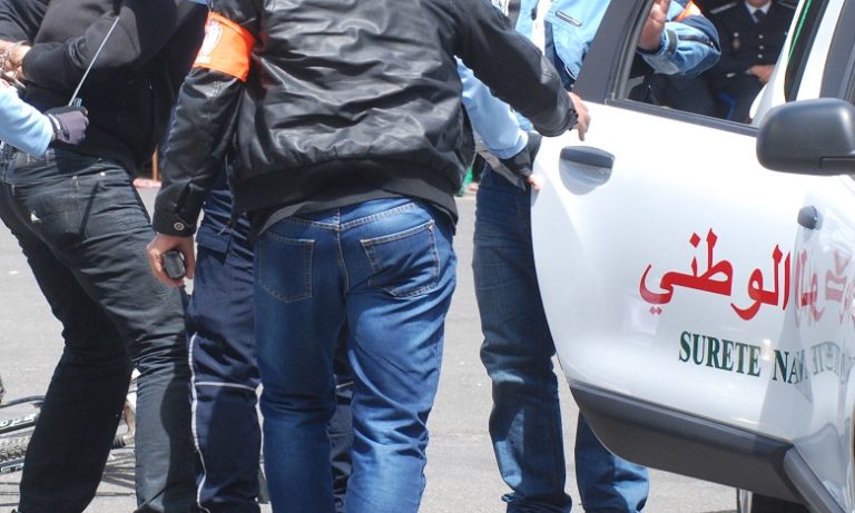 مقدم شرطة يضطر لاستخدام سلاحه الوظيفي لتوقيف شخص عرض حياة ركاب حافلة للنقل العمومي وعناصر الشرطة، لاعتداء خطير بواسطة السلاح الأبيض