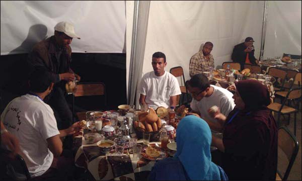 موائد إفطار تستقبل حوالي 100 شخص يوميا في أجواء تضامنية