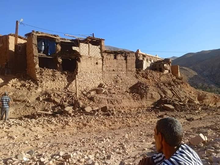 ناج من الزلزال يحكي كيف انشقت الأرض تحت قدميه ونجا من موت محقق