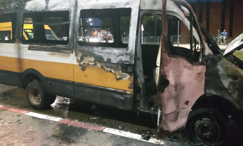 نجاة 23 طفلا من موت محقق بعد احتراق سيارة للنقل المدرسي بخريبكة