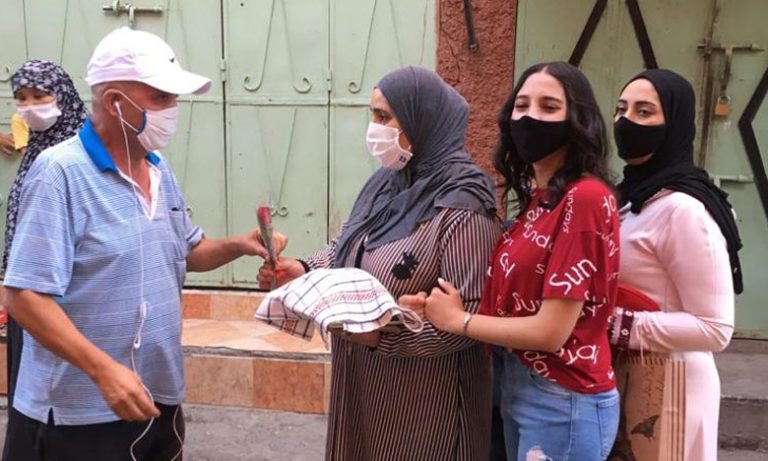 نساء يوزعن الورود على المنضبطات والمنضبطين لقواعد السلامة الصحية والتباعد بمراكش