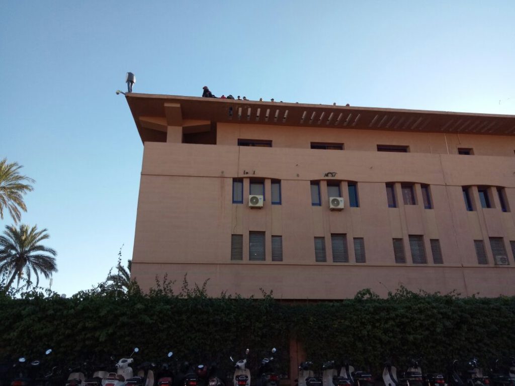 والدة الشرطي المحاول الانتحار تقنعه بالنزول من فوق مبنى ولاية أمن مراكش