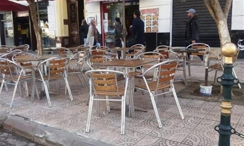 أصحاب المقاهي والمطاعم يطالبون الحكومة بالتخفيف من إجراءات الحجر الصحي