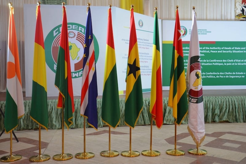 إكواس تراجع العقوبات على غينيا ومالي