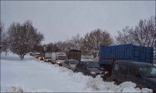 الثلوج تتسبب في انقطاع 29 طريقا