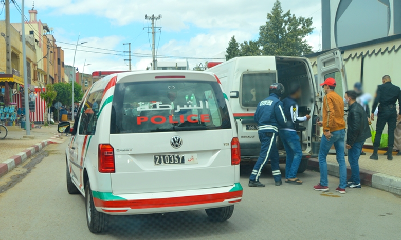 السلطات تداهم مقاهي خرقت قرار الإغلاق الليلي وتوقف عشرات المخالفين بالخميسات وتيفلت