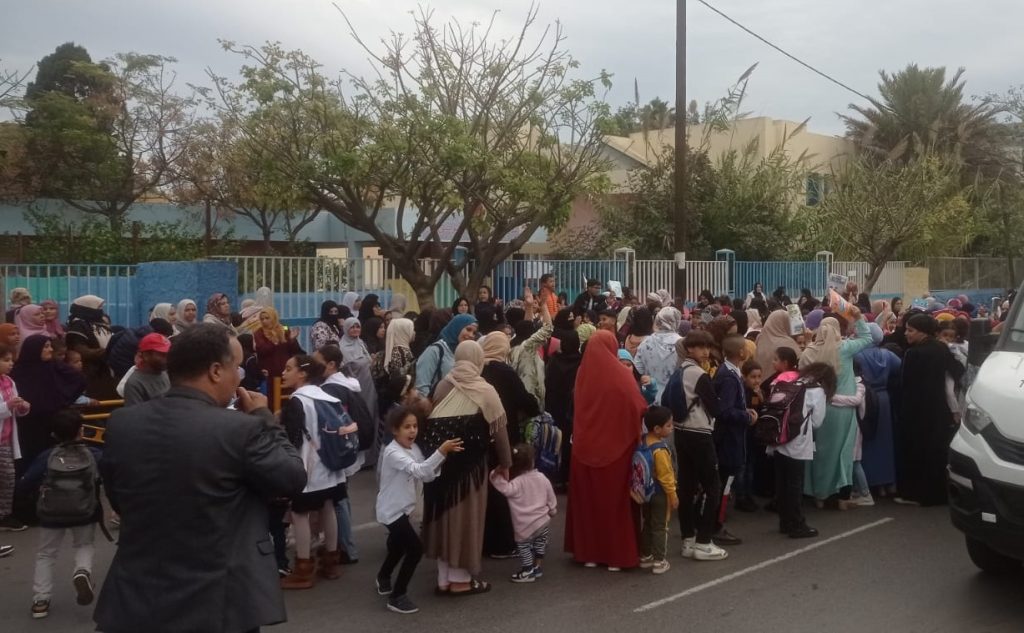 الغليان مستمر بالمؤسسات التعليمية وأولياء الأمور يحتجون أمام المدارس