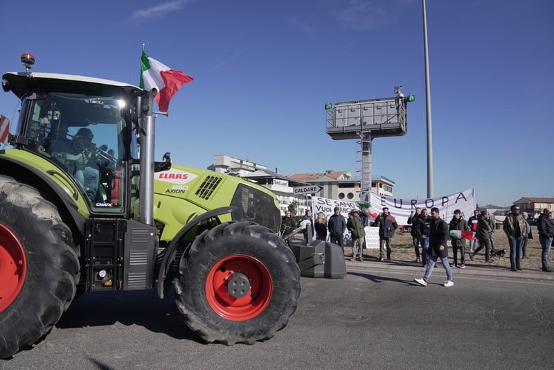 المزارعون يواصلون الاحتجاج في دول أوروبية المزارعون يواصلون الاحتجاج في دول أوروبية