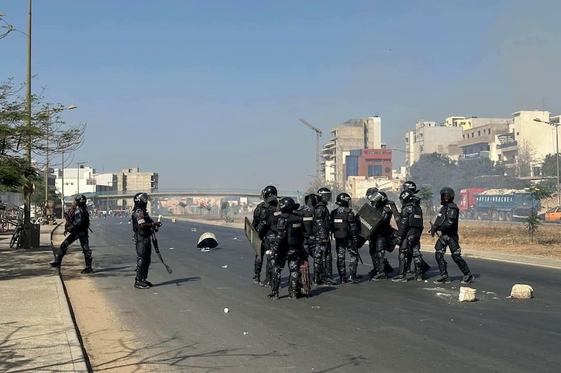 المعارضة السنغالية ترد على إلغاء الاقتراع الرئاسي باحتجاجات في الشوارع