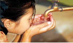 تعبئة لتزويد فم زكيد وأقا بالماء الشروب بعد اتلاف قنوات نقل المياه جراء الفيضان (مكتب)