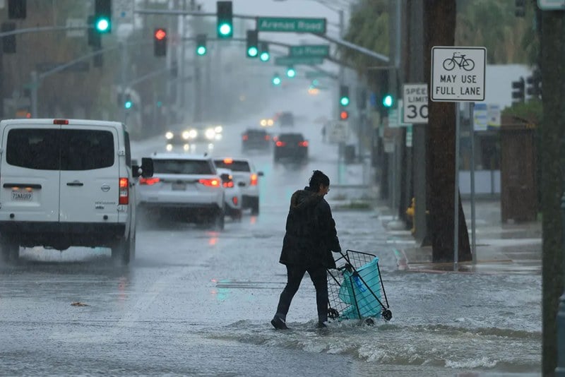 عاصفة تخلف حالة طوارئ في كاليفورنيا