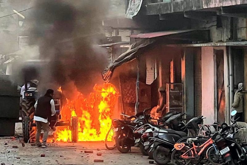 هدم مدرسة إسلامية يخلف قتيلين في الهند