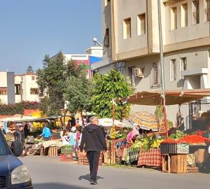 مجمع الضمان بعين الشق.. العائلات تشتكي من صخب وخيام الباعة المتجولين مجمع الضمان بعين الشق.. العائلات تشتكي من صخب وخيام الباعة المتجولين