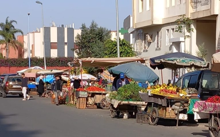 مجمع الضمان بعين الشق.. العائلات تشتكي من صخب وخيام الباعة المتجولين
