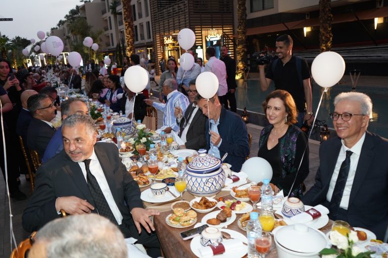 أكبر مائدة إفطار رمضانية بطول 500 متر بالمركب السياحي M Avenue بمراكش