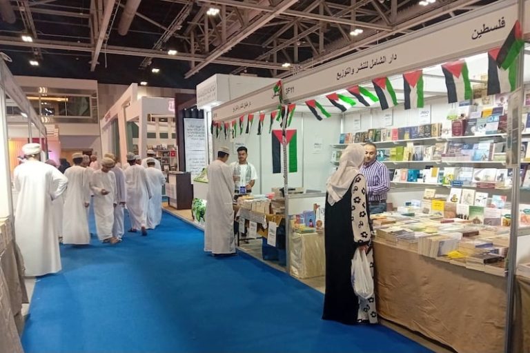 "الإنسان ضحية العدوان".. فلسطين تتوهج في معرض الكتاب بسلطنة عمان