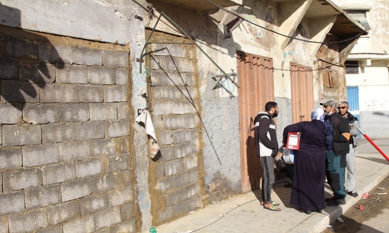 السلطات تغلق أبواب المنازل الآيلة للسقوط بدرب مولاي الشريف بالإسمنت والأجور