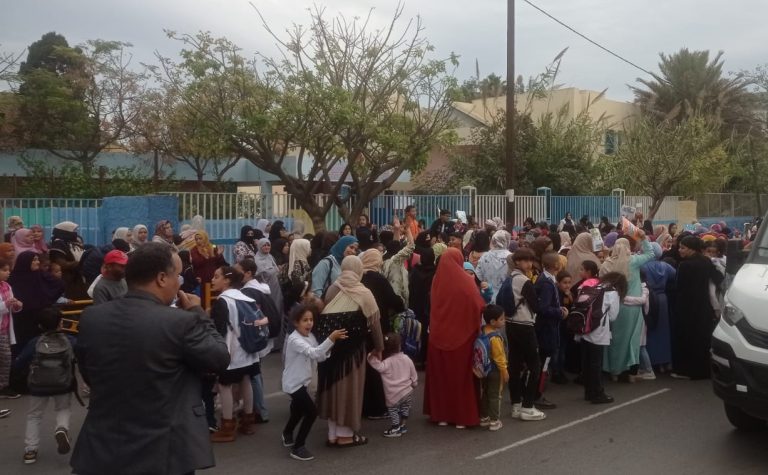 الغليان مستمر بالمؤسسات التعليمية وأولياء الأمور يحتجون أمام المدارس