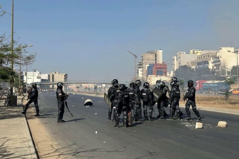 المعارضة السنغالية ترد على إلغاء الاقتراع الرئاسي باحتجاجات في الشوارع