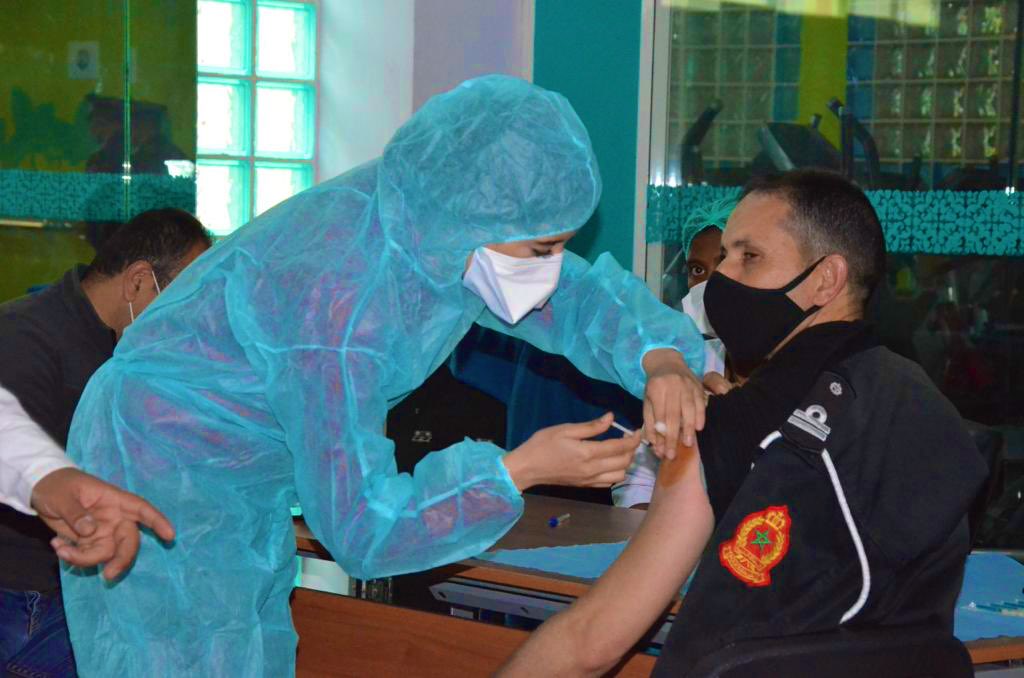 انطلاق عملية التلقيح ضد كوفيد-19 في صفوف نساء ورجال الأمن الوطني