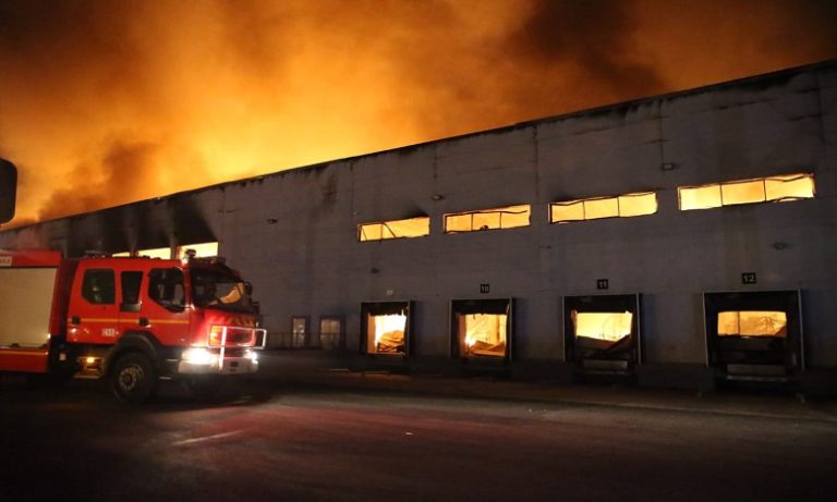 تجنيد 65 عنصر إطفاء لإخماده ..حريق مهول يلتهم مستودعا للتخزين بالبيضاء ويخلف خسائر مادية مهمة