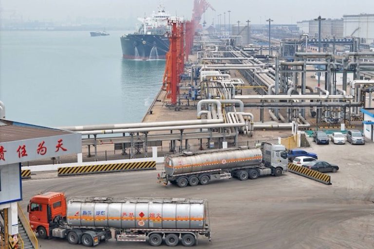 تراجع أسعار النفط مع تعثر الاقتصاد الصيني