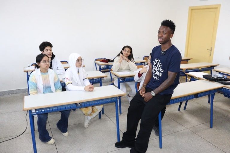 تفاصيل زيارة اللاعب فينيسيوس جينور إلى مراكش ولقاء تلاميذ مؤسسة تعليمية