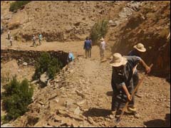 جمعية آيت كْاسا تتحدى الجبال لمساعدة القرى النائية بشيشاوة مبادرة لاقت تجاوب الشباب